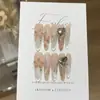 Un par de puntas de uñas estilo ojo de gato [Caramel Macchiato] de color caramelo estilo otoño, estilo francés, intrincadamente talladas con adornos de pedrería, hechas a mano para una fácil aplicación