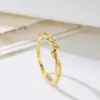 Japón y Corea del Sur diseño de personalidad sentido del nudo anillo moda simple anillo de acero de titanio mujeres no se decolora venta al por mayor viajero Joker