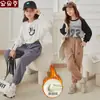 Pantalones deportivos para niños con forro polar engrosado otoño e invierno nueva ropa infantil sueltos con cordón en el tobillo Pantalones casuales para niñas en vivo caliente