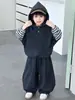 Conjunto de roupa de primavera e outono para meninos 2026 novo conjunto de duas peças estilo coreano para crianças, roupas de outono estilosas e legais para bebês