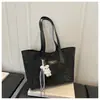 Bolso de un solo hombro, bolso tote de gran capacidad, gamuza de otoño e invierno, bolso nicho estilo coreano, nuevo modelo popular, último color liso, diseño simple