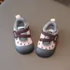 Zapatos nuevos para bebé cerrados para niños pequeños, zapatos de otoño para niños, zapatos antideslizantes de suela blanda para niños pequeños, zapatos de playa, zapatillas