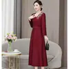 Vestido de Casamento Elegante para Sogra, Novo Estilo Outono e Inverno 2026 Feminino, Vestido Vermelho Moderno e Luxuoso para Brinde