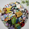 Enfeites para Crocs enviados aleatoriamente, ímãs de geladeira de borracha macia de PVC, acessórios para capa de celular, adesivos decorativos ecológicos feitos à mão.