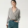 Elegante e versátil, este suéter de cashmere liso apresenta um design de decote V cruzado, uma estética minimalista e um estilo descontraído e sem esforço.. É um suéter de lã de manga comprida perfeito para adicionar um toque de sofisticação ao seu look.