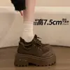 Zapatos Birkenstock retro de suela gruesa para mujer, colección otoño 2026, planos de cordones de alta calidad, diseñados para mujeres menudas, con un tacón de 7.5 cm para mayor altura y una puntera ancha