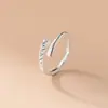 Anillo Nalan de Plata de Ley S925 Exquisito y Sencillo de Diseño de Nicho Elegante con Incrustaciones de Diamantes y Raya Cepillada R03535