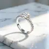 Anillos transfronterizos Tong Lin Europa y Estados Unidos Nuevo anillo de plata s925 Cruz clásica con incrustaciones de seis garras anillo de diamantes de circonita