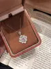 Collar de Trébol de Cuatro Hojas Estilo Tela Cepillada Sirena Ji para Mujer Lujo Accesible Nicho Diseño de Alta Gama Accesorios Colgante Cadena para Clavícula