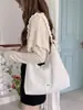 69141 Bolso tote blanco bordado floral estilo coreano para mujer, con correas de hombro plisadas, gran capacidad y diseño de lona literaria
