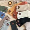 Meias Versáteis de Cano Médio para Outono e Inverno para Mulheres, Meias Curtas Bordadas com Urso de Desenho Animado, Meias Grossas Quentes em Tons Terrosos
