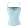 Conjunto de tres piezas de punto de deseo puro estilo coreano: top de tirantes de encaje, falda midi de cintura alta que se ajusta a la figura y cárdigan fino de manga larga
