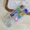 Kit de Materiales de Decoración con Pedrería DIY Pindou: Rhinestones Redondos Pequeños Planos de Vidrio Super Brillantes de Colores en Caja para Decoración de Muñecas