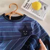 Camiseta Listrada de Manga Longa Falsa Duas Peças Estilo Coreano para Crianças Novas Roupas de Outono para Meninos Camada Base Bordada Roupa de Bebê Estilosa