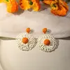 Aretes de Rafia Tejidos a Mano Estilo Resort Bohemio, Aretes de Flor Hueca de Color Contrastante Inspirados en el Diseño Europeo y Americano