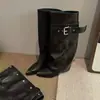 Sapatos femininos Lancui 2026 novo estilo bota de cano longo bico fino fivela de metal até a coxa que faz as pernas parecerem finas, botas de moda retrô nicho