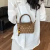 Bolso bandolera versátil de un solo hombro, bolso cuadrado pequeño retro súper popular, bolso cruzado de lunares de nicho, nuevo bolso de almacenamiento estilo coreano ins2026