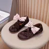 Zapatos de Cuero Estilo Coreano para Niñas 2026 Modelo Nuevo de Primavera Lazo Cruzado Terciopelo Estilo Princesa Suela Blanda Zapatos de Moda