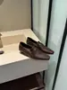 []2026 Otoño Nuevo Estilo Francés Británico Suela Suave Zapatos Pequeños de Cuero Tacón Grueso Color Profundo Temperamento Zapatos Profesionales para Mujer