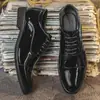 Sapatos masculinos plus size 48 transfronteiriços, moda outono, estilosos, design de três peças, couro branco envernizado masculino, sapatos formais de couro para cavalheiro