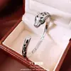 Pulsera Abierta de Leopardo Electrochapada en Oro Real de 18 Quilates con un Diseño Único, Pulsera de Personalidad de Nicho, Joyería de Temperamento de Moda Europea y Americana para Mujeres