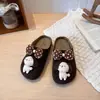 Cubierta de Cabeza de Dibujos Animados Zapatillas Peludas Semiabiertas Ropa Exterior para Mujer 2026 Invierno Nuevo Cálido Felpa Plus Aumentador Oculto de Altura Zapatillas de Suela Gruesa para Mujer
