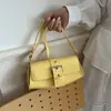 Bolsa de ombro feminina de design nicho 2026 novo modelo transfronteiriço, bolsa baguette manual retrô para o dia a dia, bolsa feminina texturizada