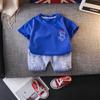2024 Novo Estilo de Verão Terno Lindo de Manga Curta com Gola Redonda para Meninos Conjunto de Duas Peças com Shorts Jeans para Bebê Dropshipping