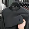 Sudadera DeRong para Hombre Cuello Redondo 2026 Otoño Nueva Moda Casual Versátil Logo de Caballo Bordado Camisa Básica para Hombre