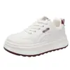Tênis Esportivo Casual de Solado Grosso para Outono Feminino 2025 Novo Popular Versátil Solado Macio Sapatos Brancos Tênis Plataforma Aumentadores de Altura
