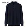 Camiseta de Cashmere Puro 100%, Malha Fina 16 Gauge, Trama Simples, Gola Reversível, Botões Metálicos, Caimento Regular nos Ombros, Amiga da Pele, Quente, Suéter Meio Aberto para Homens