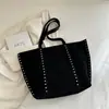 Bolsa Tote Retrô com Rebites de Grande Capacidade Transfronteiriça Europeia e Americana para Mulheres Nova Coleção Início da Primavera 2026 Bolsa de Ombro/Sub-braço em Camurça