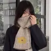 Bufanda de lana floral tejida nueva, bufanda cálida de invierno versátil estilo coreano, calentador de cuello engrosado estilo universitario juvenil para mujer