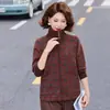 Moda outonal transfronteiriça para mães, design elegante com lapela, novo modelo 2026, casaco versátil de manga longa de inverno estilo chinês plus size para mulheres de meia-idade e idosas