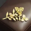 Broche Exótico de Alto Padrão Cor Dourada com Incrustação de Pedras, Elegante e Requintado Pin de Buquê, Estilo Feminino Anti-Exposição
