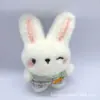 Broche de Peluche de Conejo de Zanahoria Dibujado Colgante Versátil Llavero de Muñeca Colgante de Bolso Accesorios para Zapatos y Sombreros