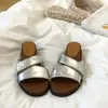 Sandálias super bonitas chinelos femininos sensação de alta qualidade moderno novo estilo para usar ao ar livre verão combinando com saias plataforma prata sapatos de praia