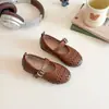 Zapatos Casuales de Cuero para Niñas Estilo Nuevo Verano 2025 Zapatos de Cuero Calados de Rendimiento para Niños Medianos y Grandes Zapatos de Suela Suave