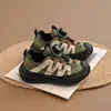 Zapatillas de malla para niños, colección primavera 2026, nuevos estilos para niños, zapatillas tipo "dad shoes" ligeras y zapatos casuales con hebillas giratorias para niñas