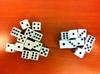 Dados de esquina cuadrada de 10 mm con fondo negro y puntos blancos/Dados de rompecabezas 10#/Dados de plástico blanco leche ordinario 10#