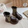 Botas Infantis Cor Color Block Retrô com Fivela Meio da Panturrilha Outono/Inverno 2026 Botas de Motocicleta de Bico Redondo para Meninas Botas Versáteis para o Tornozelo