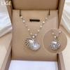 [Acero de Titanio] Lujo Ligero Diamante Completo Micro Zircón Concha Hueca Collar de Perlas Colgante Chapado en Oro Cobre Estilo Ins