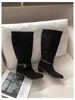 Botas Longas de Cano Rebatido com Salto Bloco, Bico Fino e Fivela com Trama - Novo Estilo Outono/Inverno 2025 - Botas de Montaria Slimming em Camurça