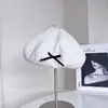 Boina Colorida Lisa com Laço Fofo Moda para Mulheres Outono e Inverno Casual Versátil Boné para Frente Estiloso Tendência Boné Bico de Pato
