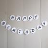 Nueva celebridad de Internet transfronteriza con una sencilla bandera redonda con letras de cumpleaños, decoración floral para bodas, bares y fiestas.