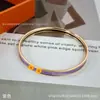 Pulseira de esmalte com letras ultrafinas para mulheres, banhada a ouro V 18K, pulseira de esmalte redonda fechada com um toque de luxo, pulseira de letras