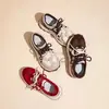 Zapatillas gruesas retro populares para viajar para mujer, novedad popular otoño 2026, zapatos casuales blancos de suela gruesa que aumentan la altura