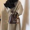 La popular bolsa de cubo de este año para mujer 2023 nueva de alta calidad retro Maillard otoño e invierno bolso de hombro cruzado