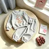 Nuevo conjunto de sudadera para niñas con estampado de gatitos de dibujos animados y ribete de encaje, cuello redondo, manga larga, ropa casual dopamina para primavera y otoño