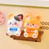 Gatinho Fofo de Desenho Animado Segurando Placa Boneca Brinquedo Tendência Decoração Carro Criativo Pequenos Enfeites de Mesa Pingente Chaveiro